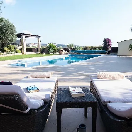 Large Luxury 4 Bedroom Villa