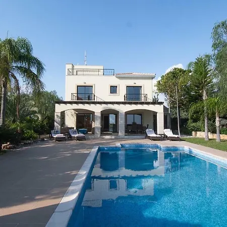 Large Luxury 4 Bedroom * Potami