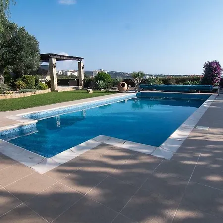 Large Luxury 4 Bedroom * Potami