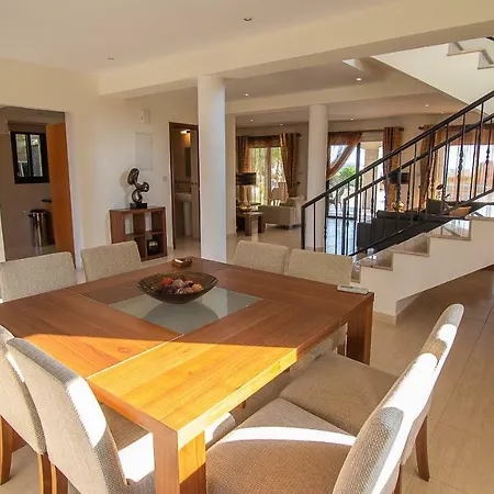 Large Luxury 4 Bedroom Villa